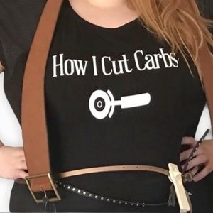 Cato black graphic t-shirt "How I cut carbs"